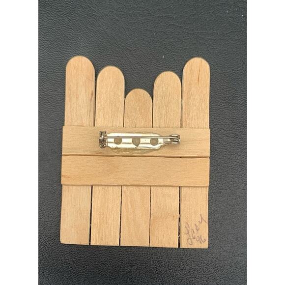 Vintage Hand Made Hand Painted Garden Fence And Flowers Brooch Signed - Picture 4 of 4